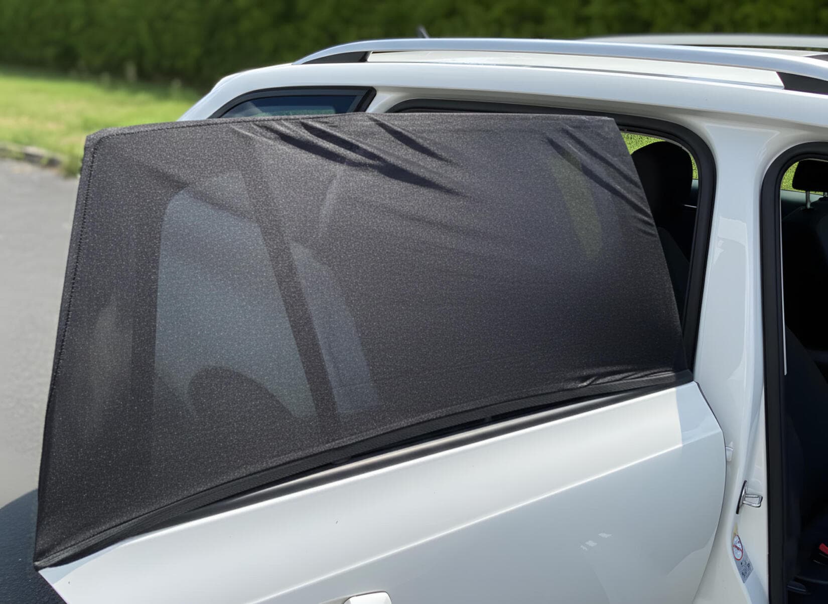 Sluneční clona na boční okno auta / návlek na dveře CAR SUNSHADE SET 1, vel. S, 2ks SIXTOL - náhled 3