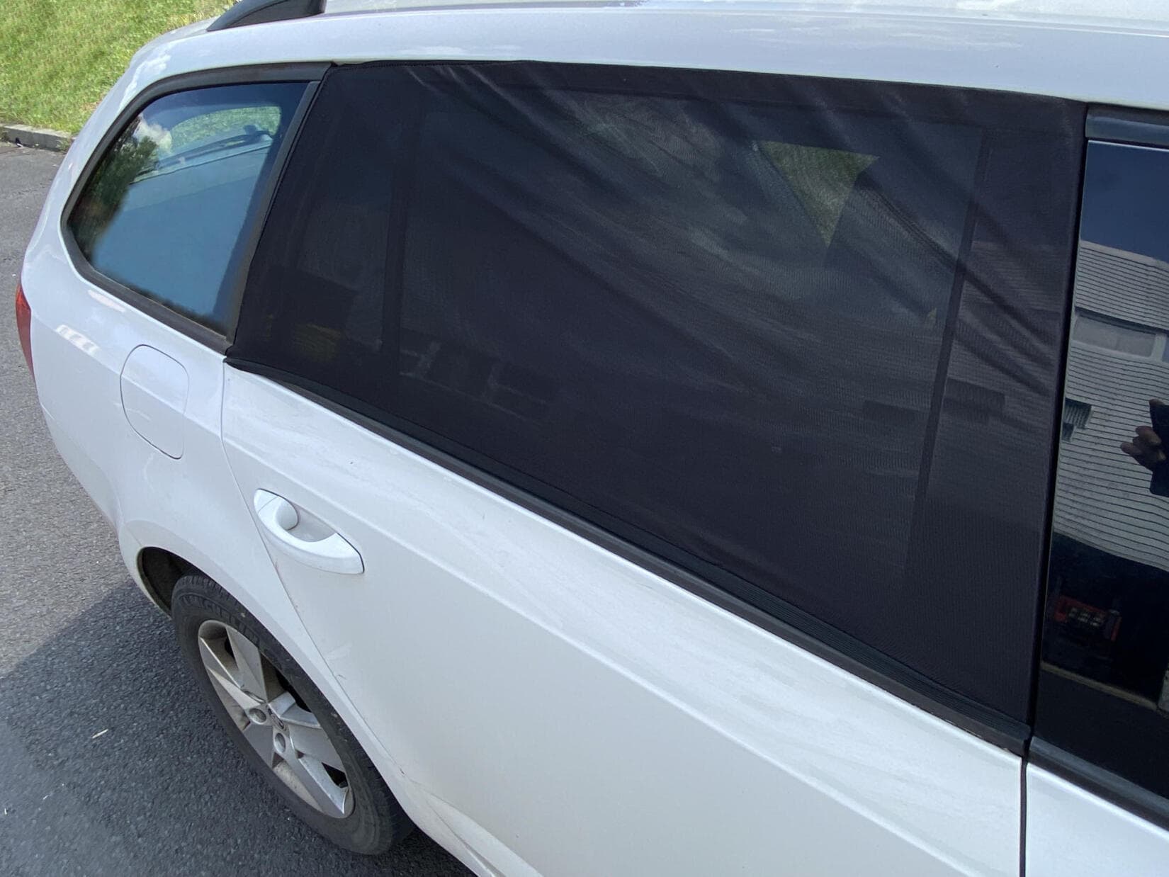 Sluneční clona na boční okno auta / návlek na dveře CAR SUNSHADE SET 2, vel. M, 2ks SIXTOL - náhled 3