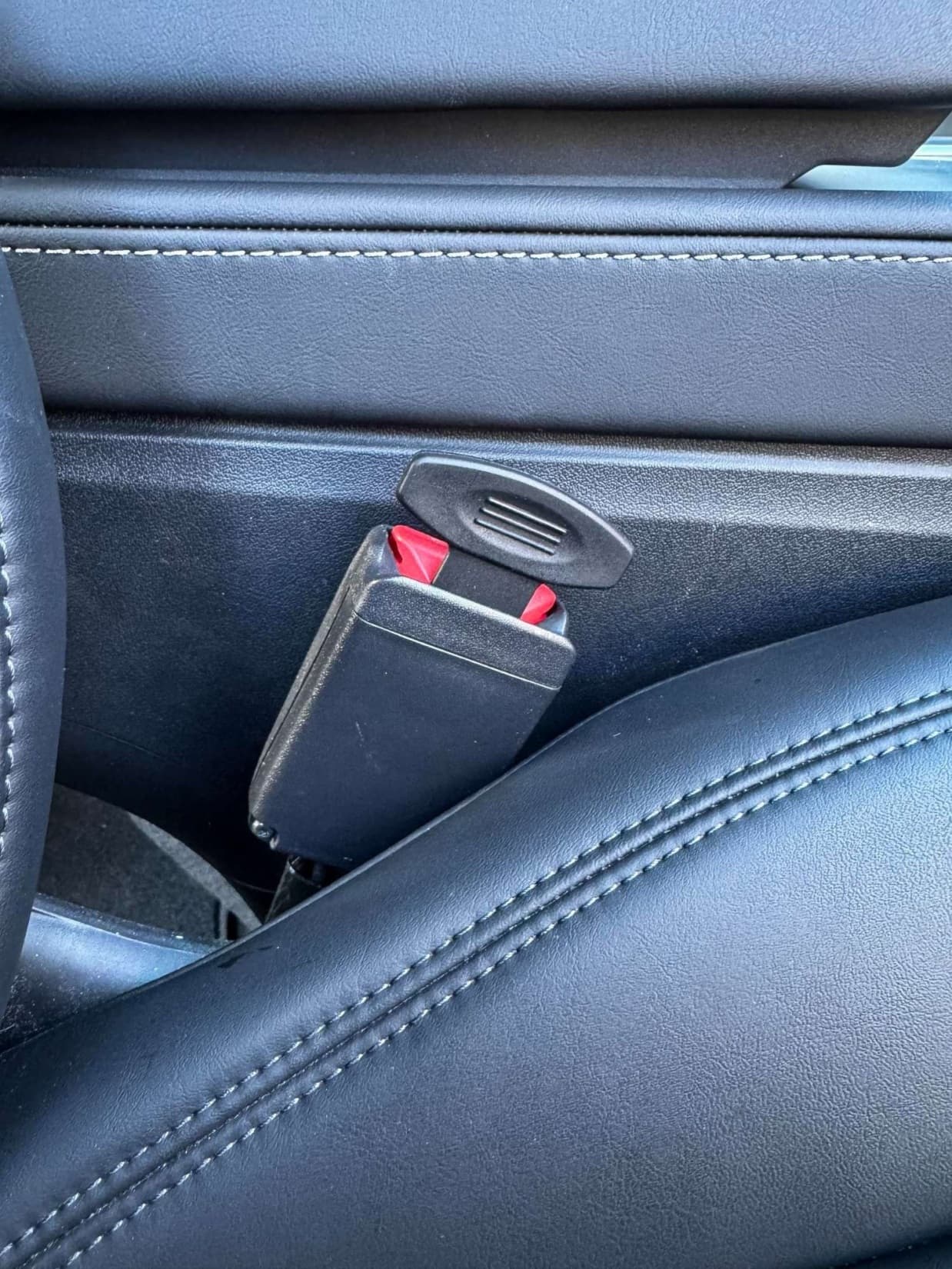 Zástrčka/záslepka do bezpečnostního pásu auta CAR BELT BUCKLE, 2ks SIXTOL - náhled 4